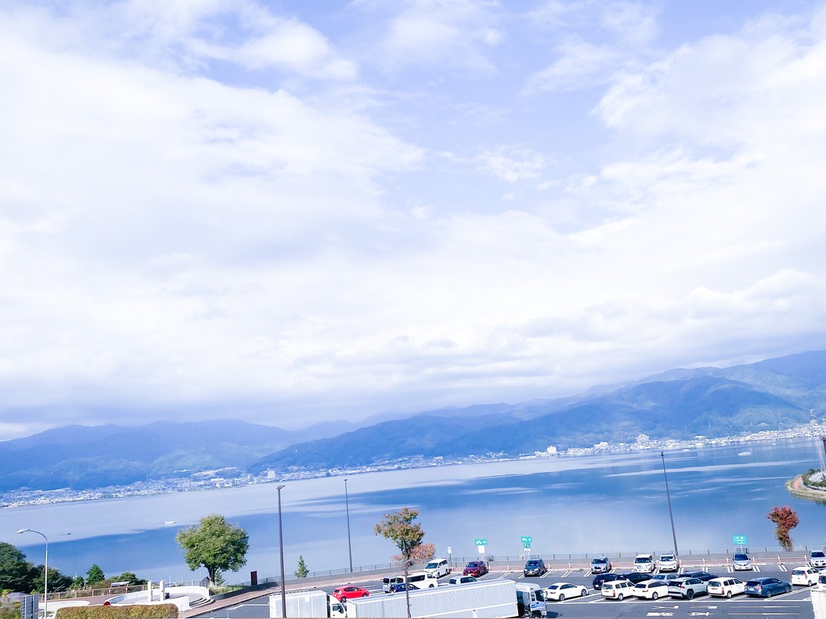 プランクスターズ Official 1枚目 諏訪湖saからの絶景諏訪湖 2枚目 諏訪湖saの美味しいシャインマスカットソフト 3枚目 戻ると車ぶつけられてたプラスタ号 4枚目 相手からお詫びにともらったシャインマスカットサブレ