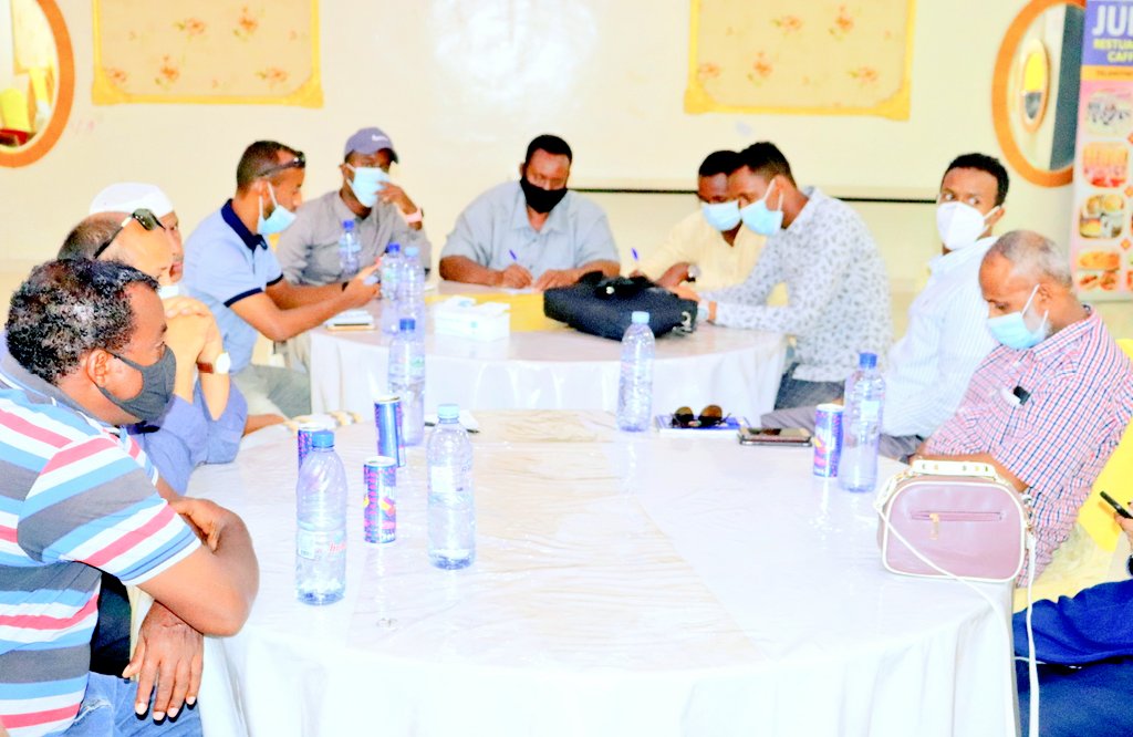 BarkhadXaamud's tweet photo. Wasaaradda Arimaha Gudaha Puntland aya shir u qabatay Gudiyada Qaxootiga iyo Magangelyo doonka ku nool Boosaaso oo looga hadlayey sida ay uga faa' aadeysan karaan Adeegyada la siiyo sida Caafimaadka iyo Waxbarashada,sidoo kale waxa loo sharxay goobaha ay ke heli karaan adeegyada. https://t.co/eHKBM2KxcE