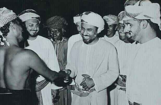 لما أراد السلطان #قابوس_بن_سعيد دحر الشيوعيةمن ظفار قضى على أسبابها وليس أشخاصها وقال: "إذا كان القضاء على الثورة يكمن في أشخاصها لكان الأمر سهل وكنا أرسلنا طائراتنا وقصفنا ودمرنا كل من له علاقة بها؛ولكن طريقتنا للقضاء على الثورة هي القضاء على أسبابها وهي توعية الناس وتعمير ظفار"