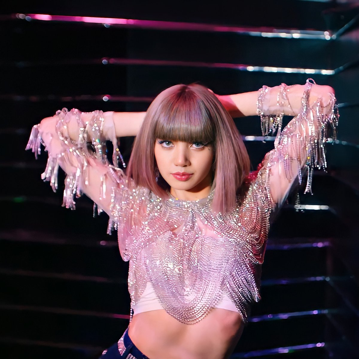 lalisapics4k's tweet photo. We captured this image and increased the quality by 200% (Zoom in and see Lisa's beauty).   #SG #Sxygirl #LISA https://t.co/jDDBdXoZhn