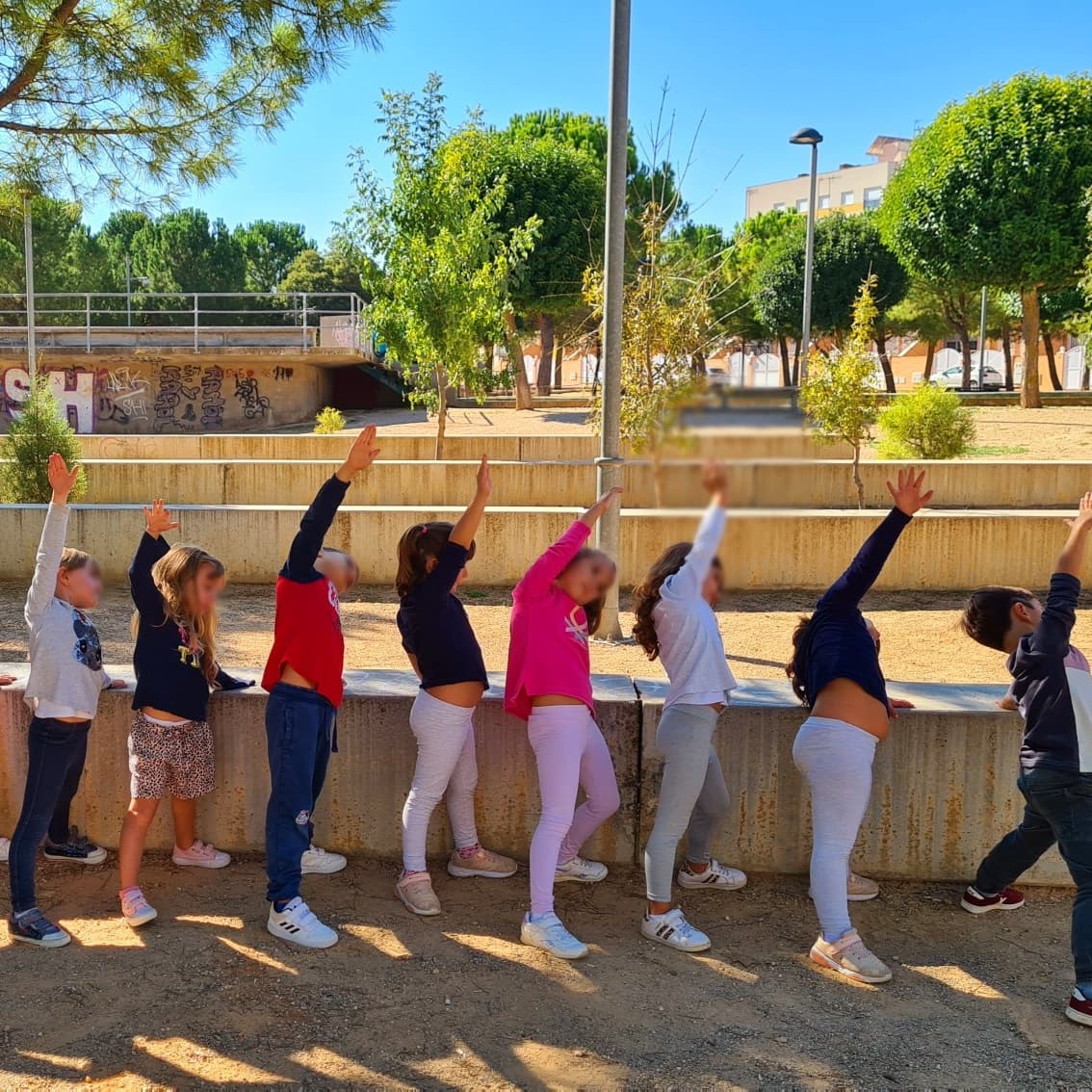 elnidodepippi's tweet photo. ➡ #yoga al aire libre🧘 Dentro de nuestra "Vuelta al Mundo Nakama" descubrimos prácticas deportivas de diferentes zonas 🌍
Aprovechamos la #SemanaEuropeadelDeporte y las actividades del #ProyectoEscolarSaludable para unirnos a la iniciativa #activehackingclm ⬇ https://t.co/yxgx1XmWBD
