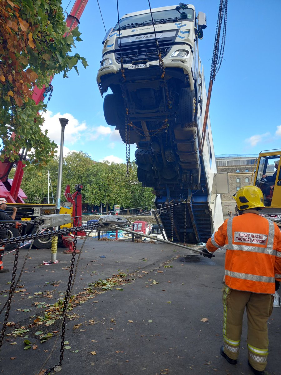 UKHeavyRescue's tweet photo. Challenging incident for @AFRSTemple @AFRSAvonmouth #heavyrescue  @AFRSBedminster in #bristolharbour 
Anchoring the Lgv and mitigating any environmental impacts. Credit to #wallsrecovery for a skillful recovery operation and @master_bristol for your help. @AvonFireRescue https://t.co/VGg7RV3CWU
