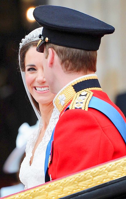 CngchaxHoaTnhY1's tweet photo. 'Are you happy?' a breathless Catherine asked William as they drove through cheering, flag-waving crowds in an open landau. He replied, 'I'm just so happy you are my wife.' 💕💕💕💕💕💕💕#10YearsofWillAndKate https://t.co/dn84QeaMwH