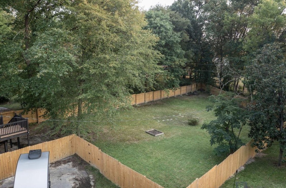 SavvyNashay's tweet photo. Here’s the backyard of my home that’s on the market. Almost have an acre that’s totally fenced in https://t.co/ZZTSxe1asf.       #houseforsale #backyard #fencedinbackyard #privacyfence #tnhouse #tnhomeforsale #kingsporttn #butthishouse https://t.co/6TbqZtslf5