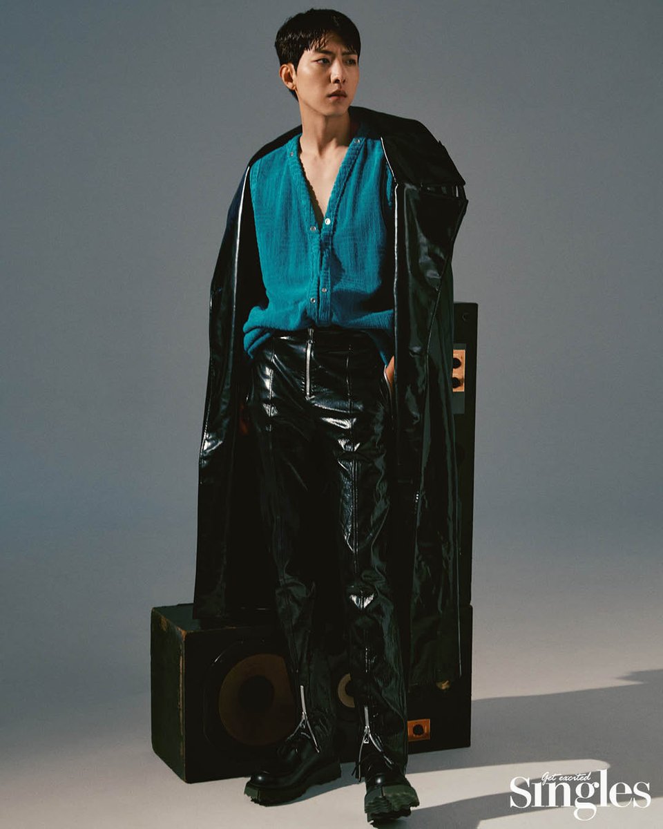 CNBLUECL's tweet photo. 211022 Revealing pictorials of #CNBLUE showing off urban and restrained visual! 
For more pictorials capturing their mature and ripe autumn charms and interview, check out the November issue of <Singles> 

#씨엔블루 #싱글즈 #Singles #WANTED #싹둑 #Love_Cut #정용화 #강민혁 #이정신 https://t.co/NKlLBDQl4s