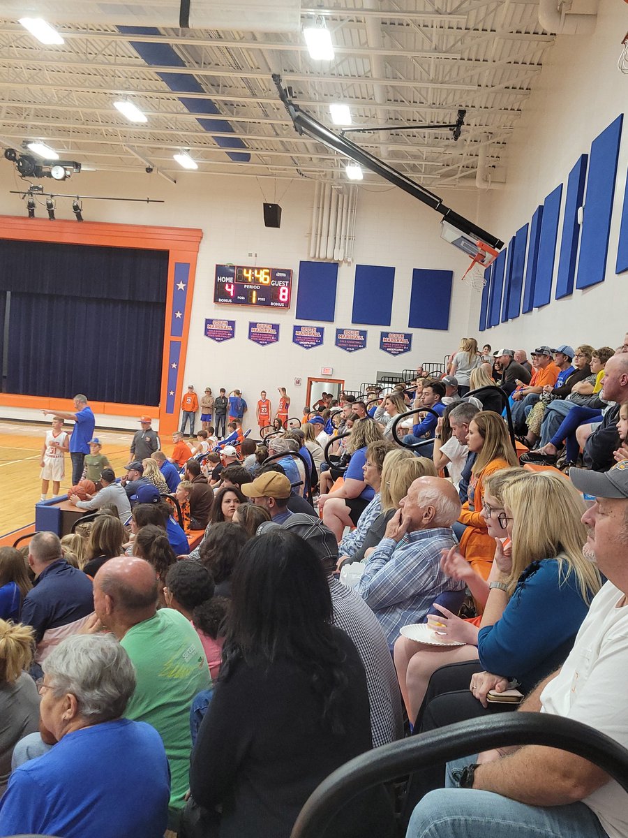 marshallcohoops's tweet photo. Nowhere is basketball loved anymore than in good ole' MC. Great turn out for the middle School jamboree. #orange #gomarshals https://t.co/bM8woS0g2u