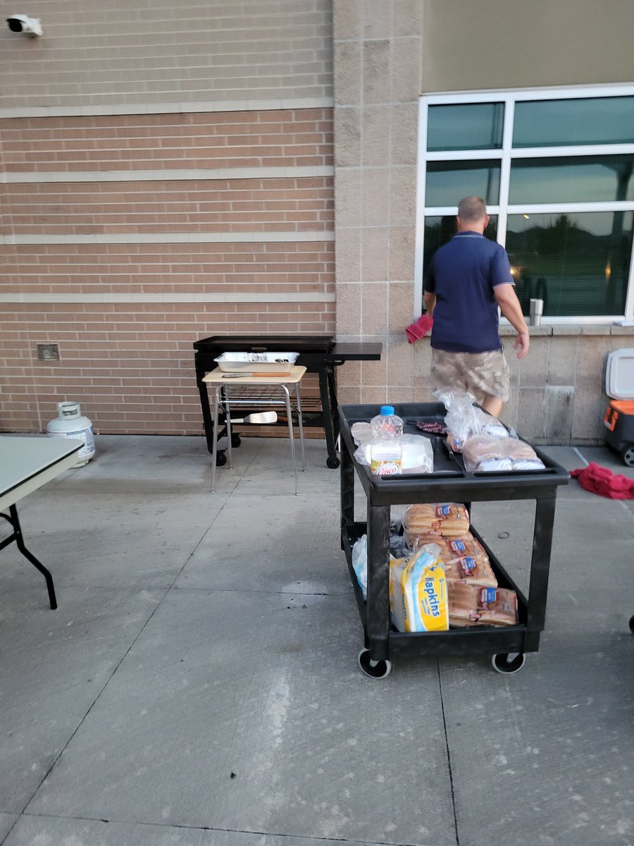 RodeoPalms's tweet image. Grilling and chilling at the Rodeo Palms vs Manvel JH Volleyball games tonight! Love serving our kids and the community! #razorbackpride #loveourkids