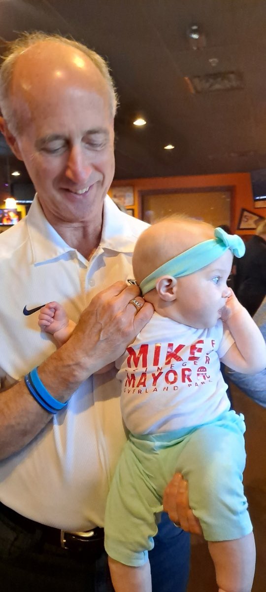 kcmotalkradio's tweet photo. Thanks to everyone who came out to Coach’s Bar and Grill for #PoliticsAndAPint tonight! Fantastic turnout and a good conversation between @mczinege and @PeteMundo! https://t.co/k8jw2TJhXF
