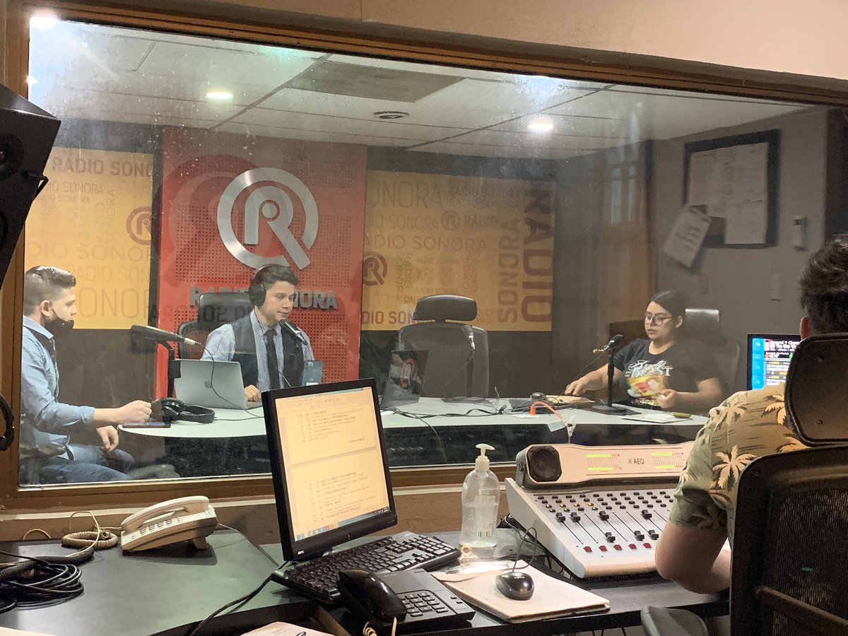 Danyrivers's tweet photo. Es emocionante ver cómo reviven las cabinas de @Radio_SonoraFM con las producciones de @perro_androide @libera_radio y #OjoCinéfilo 📻 https://t.co/8NXAbm6Ekl