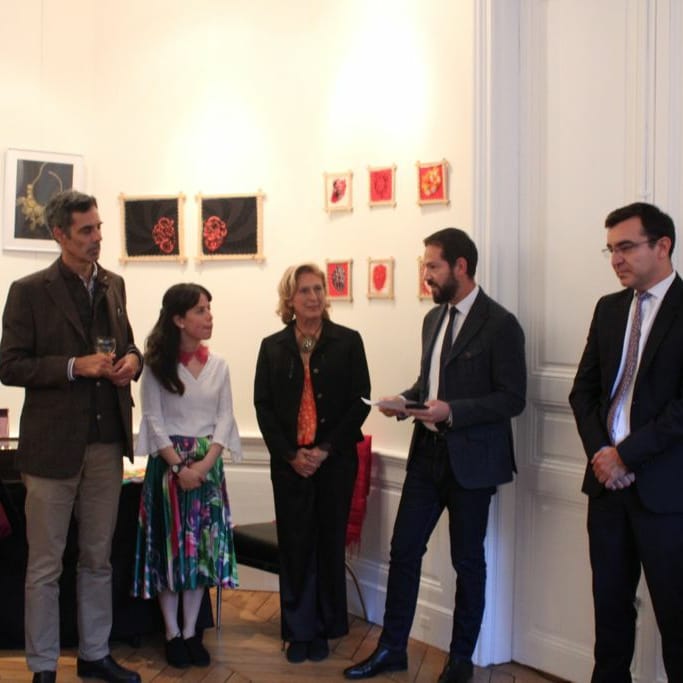 PazMorenoRe's tweet photo. El 7 octubre fue el vernisage de la exposición Arapoty, realizada en colaboración con la Asociación Dentelles de Ñanduti representada por Olga Testelin y Claire Paquot.Durante mi estadía en Francia empecé a experimentar con el ñanduti, el bordado contemporáneo y tecnicas mixtas. https://t.co/g88WGU0LXi