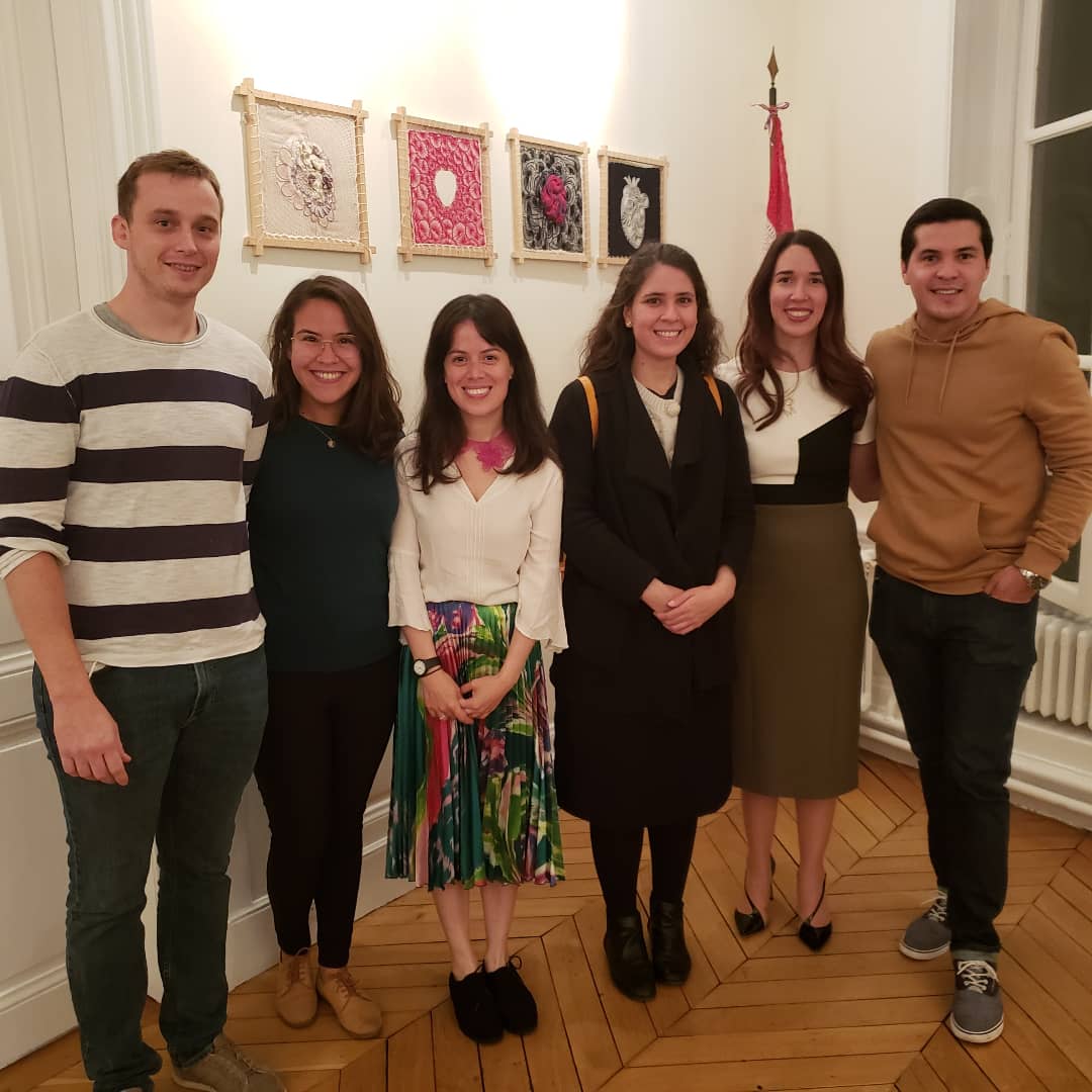 PazMorenoRe's tweet photo. El 7 octubre fue el vernisage de la exposición Arapoty, realizada en colaboración con la Asociación Dentelles de Ñanduti representada por Olga Testelin y Claire Paquot.Durante mi estadía en Francia empecé a experimentar con el ñanduti, el bordado contemporáneo y tecnicas mixtas. https://t.co/g88WGU0LXi