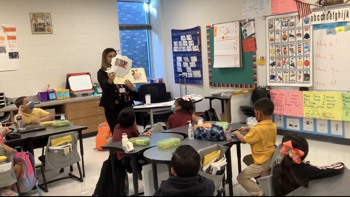 badillo_mrs's tweet image. I had the opportunity to model a writing lesson with Ms. Garcia’s 1st graders @CapistranoES Students did an amazing job at using text and picture clues to infer the main character’s feelings &amp;amp; using the mentor text to guide their brainstorming for their writing #tier1instruction