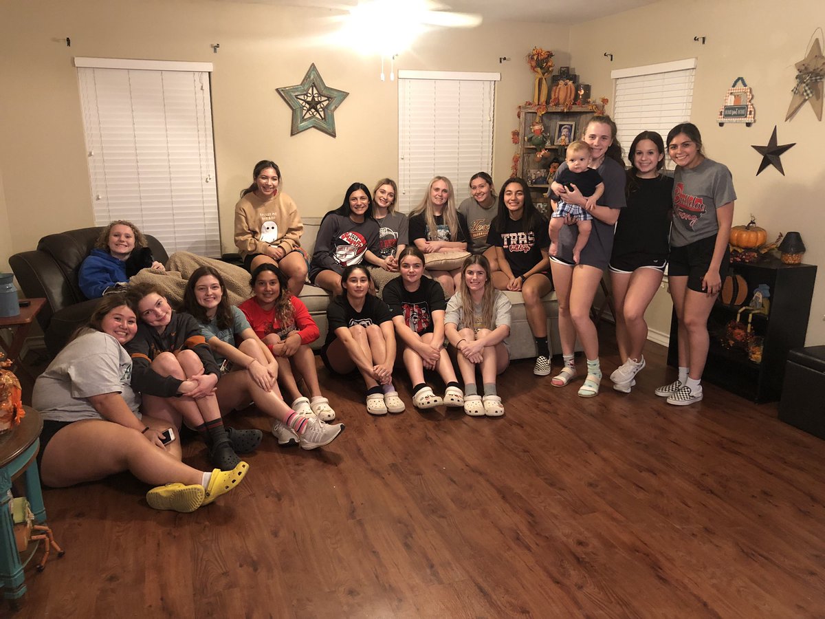 TamaraBednorz's tweet photo. Lady Bulldog Team Dinner. #team #family #wegetalong ❤️🏐🖤 https://t.co/znGU10Is01