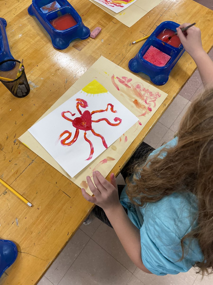 artists_ks's tweet photo. 4th grade CHES artist’s were spectacular at practicing painting techniques with warm colors today🌈🎨 @BeekmantownCSD @StoutengerCHES https://t.co/p6gImmJYTF