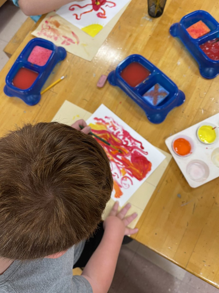 artists_ks's tweet photo. 4th grade CHES artist’s were spectacular at practicing painting techniques with warm colors today🌈🎨 @BeekmantownCSD @StoutengerCHES https://t.co/p6gImmJYTF