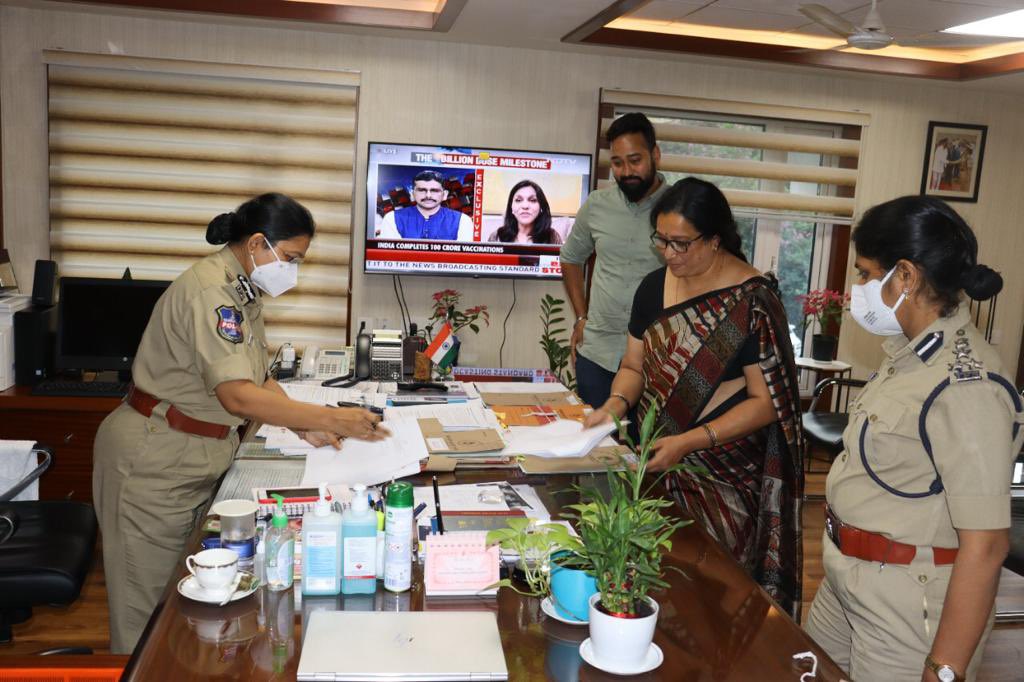 tg_womensafety's tweet photo. Women Safety Wing entered into an MoU with My Choices Foundation  to work towards putting an end to trafficking to create a meaningful change in the life’s of women, children and families.                              @TelanganaDGP @SwatiLakra_IPS @SumathiIPS @TS_SheTeams https://t.co/7MUM9G10zZ