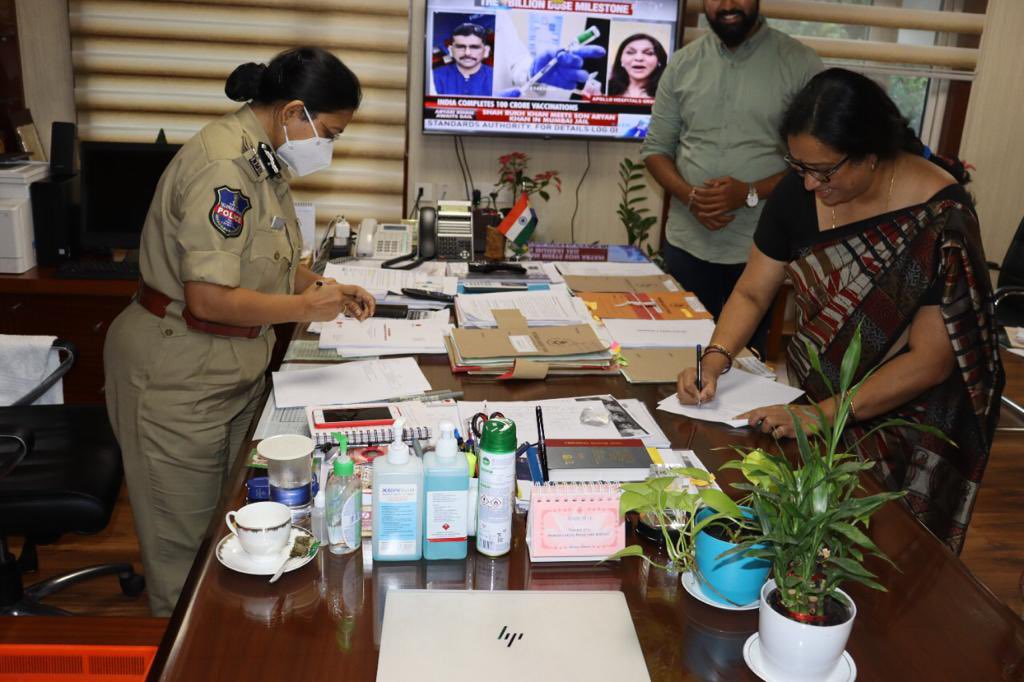 tg_womensafety's tweet photo. Women Safety Wing entered into an MoU with My Choices Foundation  to work towards putting an end to trafficking to create a meaningful change in the life’s of women, children and families.                              @TelanganaDGP @SwatiLakra_IPS @SumathiIPS @TS_SheTeams https://t.co/7MUM9G10zZ