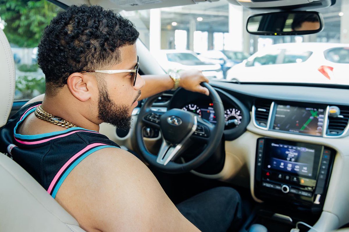 yellowpapi06's tweet photo. New Whip , Who this?! 

To Infiniti &amp; Beyond 🌊

IYKYK 😏 Let’s Go HEAT 🔥

#FromWaves2Curls #InfinitiGang #needatan #RideTheWave https://t.co/gxGDuTzgtV