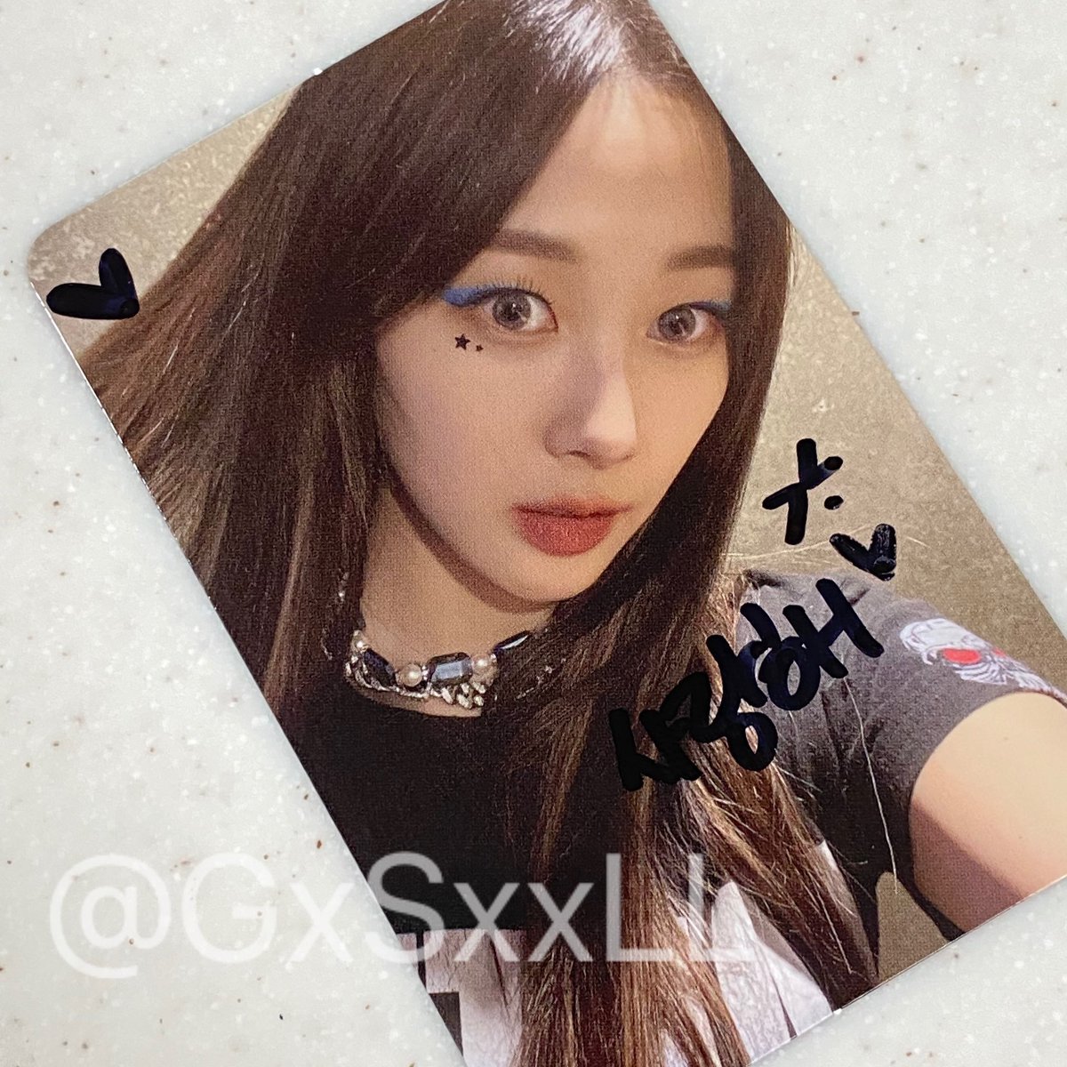 GxSxxLL's tweet photo. 뮤코 싸인 앨범 도착!!! ❤️‍🔥❤️‍🔥
앞으로도 애리 꼭 오래 보실 지젤팬 구함
(1/1928374911038) 
이번 포카도 너무 귀엽잖니 ♡♡♡ https://t.co/L8dPMHfAay
