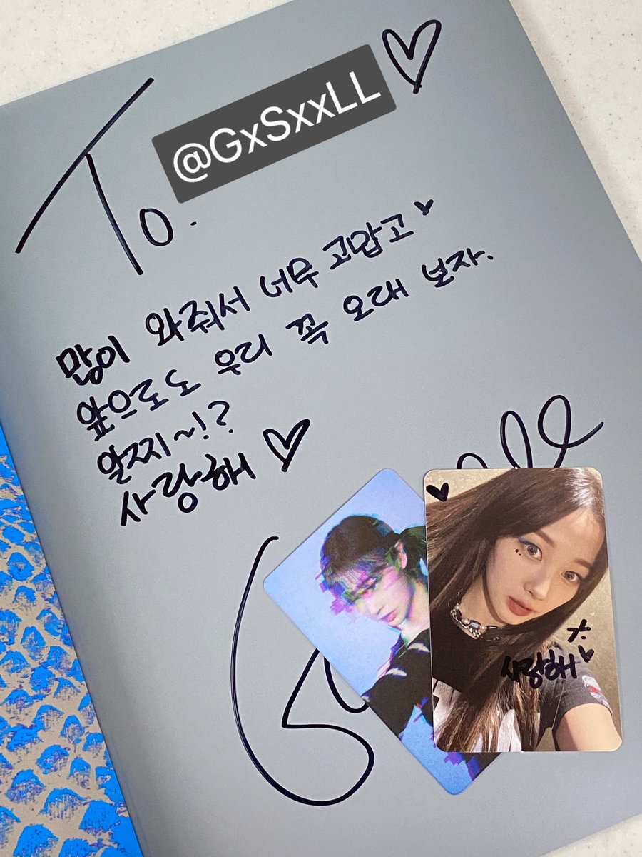 GxSxxLL's tweet photo. 뮤코 싸인 앨범 도착!!! ❤️‍🔥❤️‍🔥
앞으로도 애리 꼭 오래 보실 지젤팬 구함
(1/1928374911038) 
이번 포카도 너무 귀엽잖니 ♡♡♡ https://t.co/L8dPMHfAay