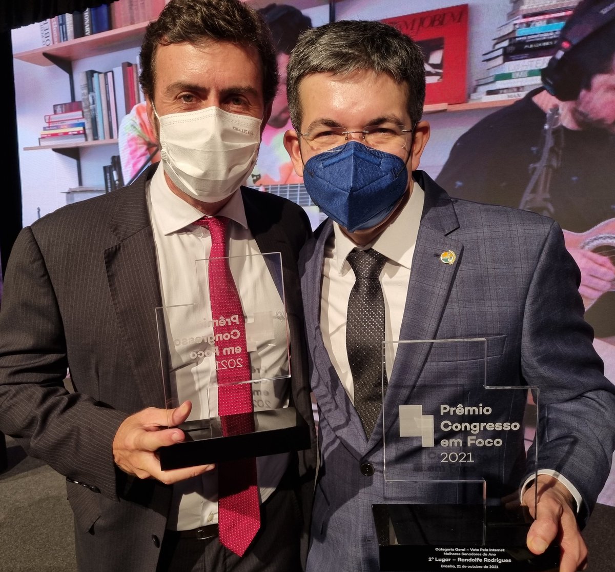 MarceloFreixo's tweet photo. Obrigado a todos que votaram! Eu e @randolfeap fomos eleitos melhores deputado e senador do Brasil pelo voto popular!
#PREMIOCONGRESSOEMFOCO https://t.co/0ljLRb6rGK
