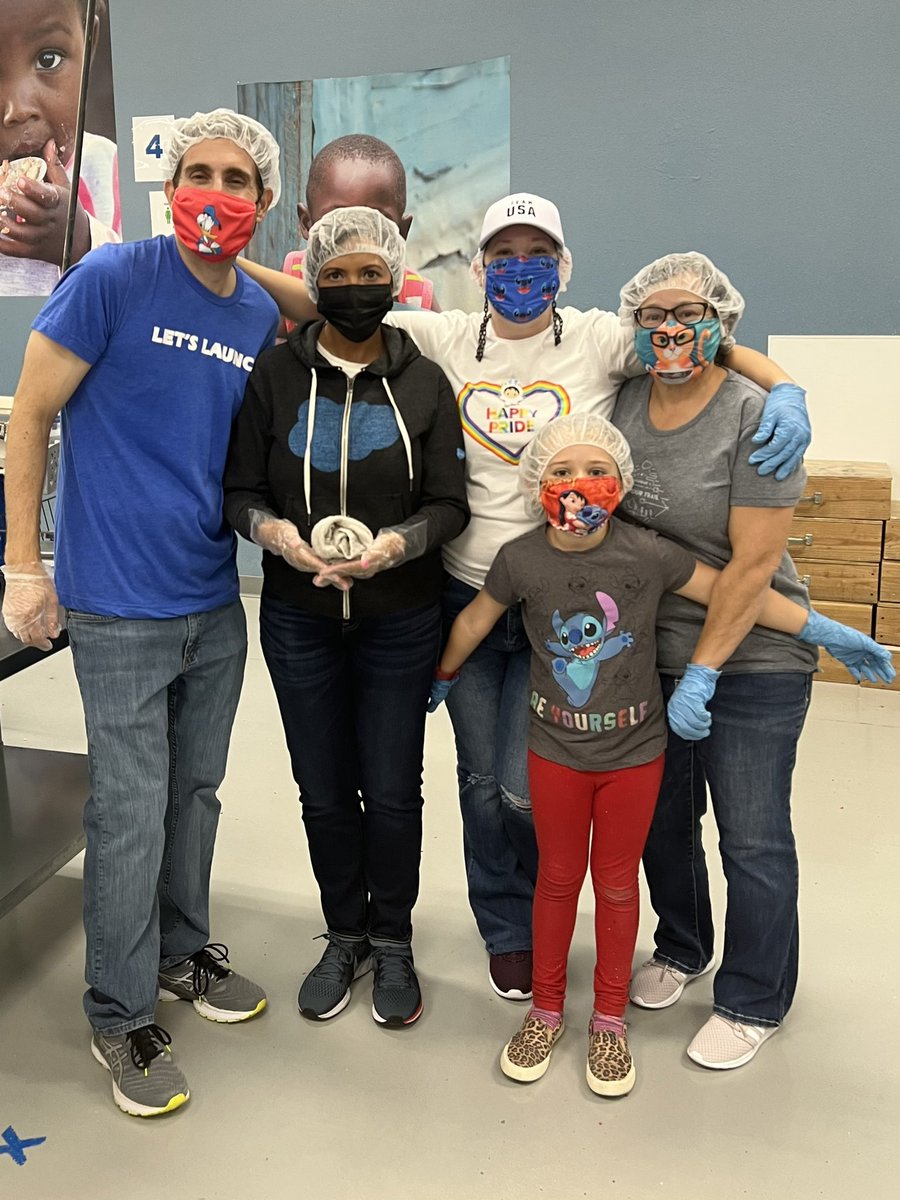 PhxSFWIT's tweet photo. We volunteered at @fmsc_org this afternoon. Come join us next time. We had fun & gave back. #ShineYourLight #GiveBack #OurImpactMatters Some of y’all missed the pictures! We were busy packing. 😆 https://t.co/qlhWAvY5G3