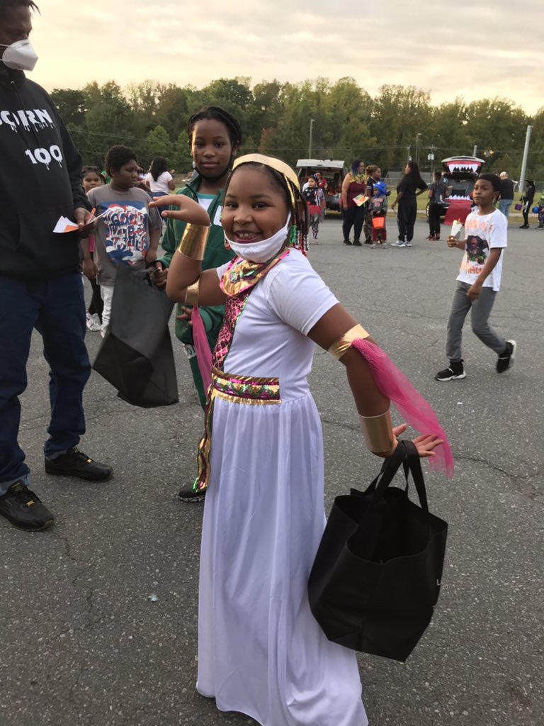 MrsGilmore6's tweet photo. Our Families are Fantastic! I enjoyed watching all the kiddos enjoying themselves @UNCGMSPS  Trunk or Treating Event! https://t.co/wQ7Oa4KSTH