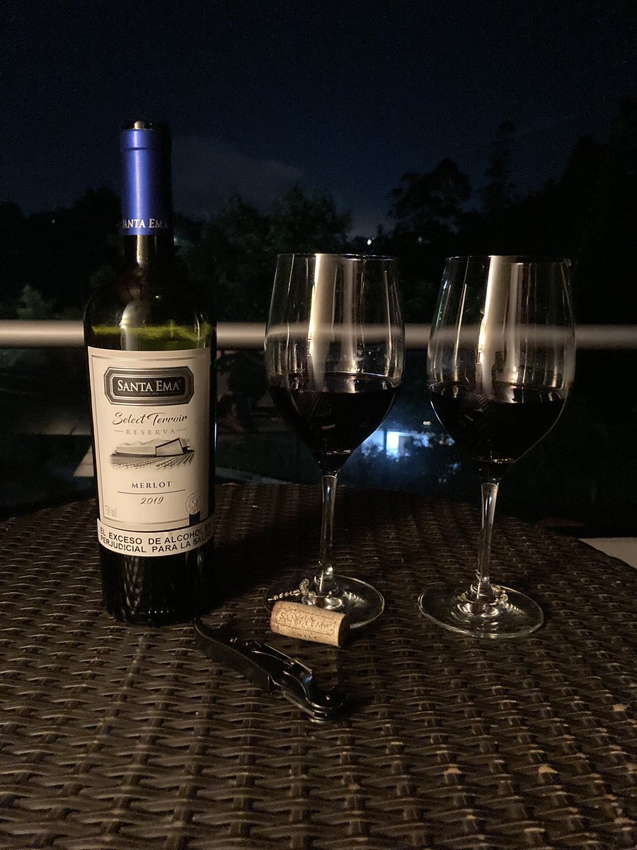 mujerdelvino's tweet photo. Hoy dieron ganas de un #SantaEma #Merlot en una noche fría! En la casa 🏠 de @TataMejiaG mi manita 🥰🥰🍷🍷alguien más tomándose una copa de vino🍷? https://t.co/S3KQNSNYb1