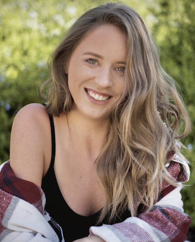lily_marston's tweet photo. Too bad I can’t act, bc apparently I have headshots now https://t.co/8oPsngpHb5