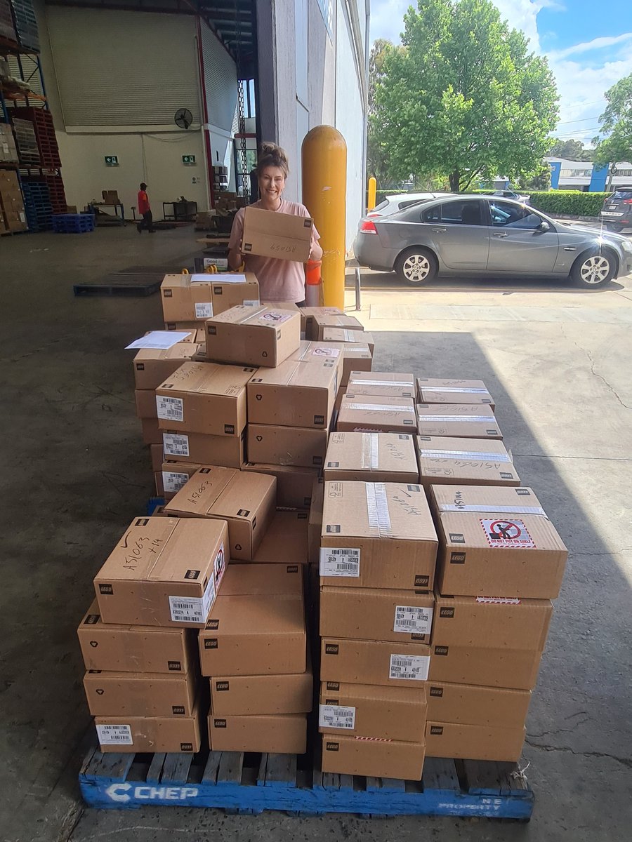 RachelMareeOTo1's tweet photo. Ever wondered what $14,616.74 of LEGO looks like? This is what it looks like #SRPS #LoveMyJob https://t.co/25fvfeZi7h