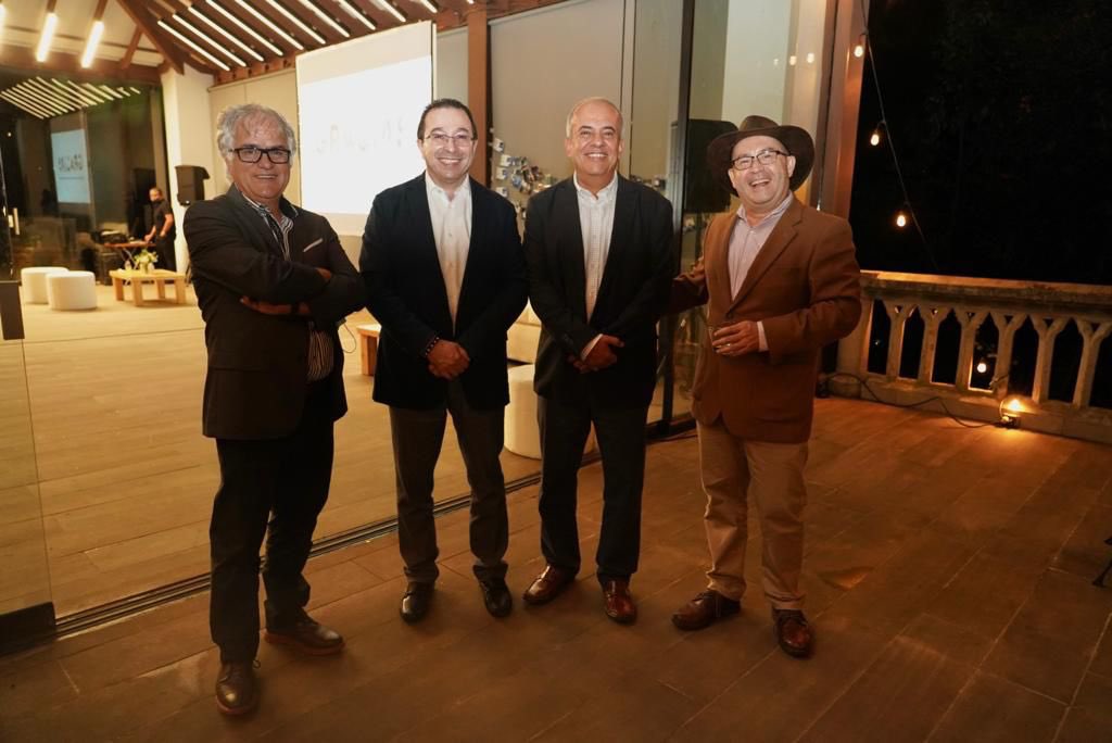 EstradaCarlosM's tweet photo. Con gran complacencia acompañé esta noche en #Medellín al grupo @Conhydra, liderado con acierto por el Dr. Jorge Alberto Uribe, en la celebración del aniversario 25 de esta importante empresa dedicada a la gestión integral de agua y saneamiento en América Latina y El Caribe. https://t.co/SHw2UlPu59