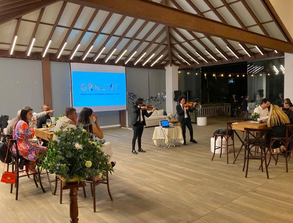 EstradaCarlosM's tweet photo. Con gran complacencia acompañé esta noche en #Medellín al grupo @Conhydra, liderado con acierto por el Dr. Jorge Alberto Uribe, en la celebración del aniversario 25 de esta importante empresa dedicada a la gestión integral de agua y saneamiento en América Latina y El Caribe. https://t.co/SHw2UlPu59