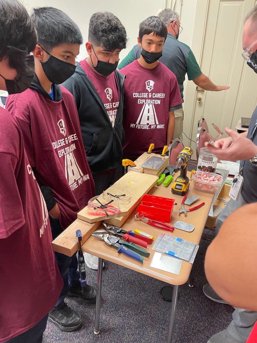 swisd_mca's tweet photo. Check out our Rockets learning about a career in Aviation. 🚀 ✈️ #RocketStrong #LookingAtTheFuture #UIW #College&CareerExpo https://t.co/jRKcWONHsl