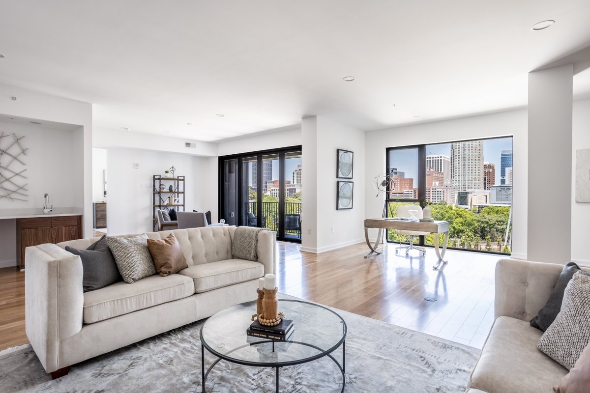 monarchrealtyco's tweet photo. RESIDENTIAL 🏠 🏙️ Don't miss out on the opportunity to #LiveTheCity at @fairweatherRAL! There are only 2 residences left, including this stunning and expansive 3 bed/3 bath penthouse in 502.

To see more and schedule a showing, visit https://t.co/ge8uk9rqte.

#WeKnowTheTriangle https://t.co/1BpOBg7Mj7