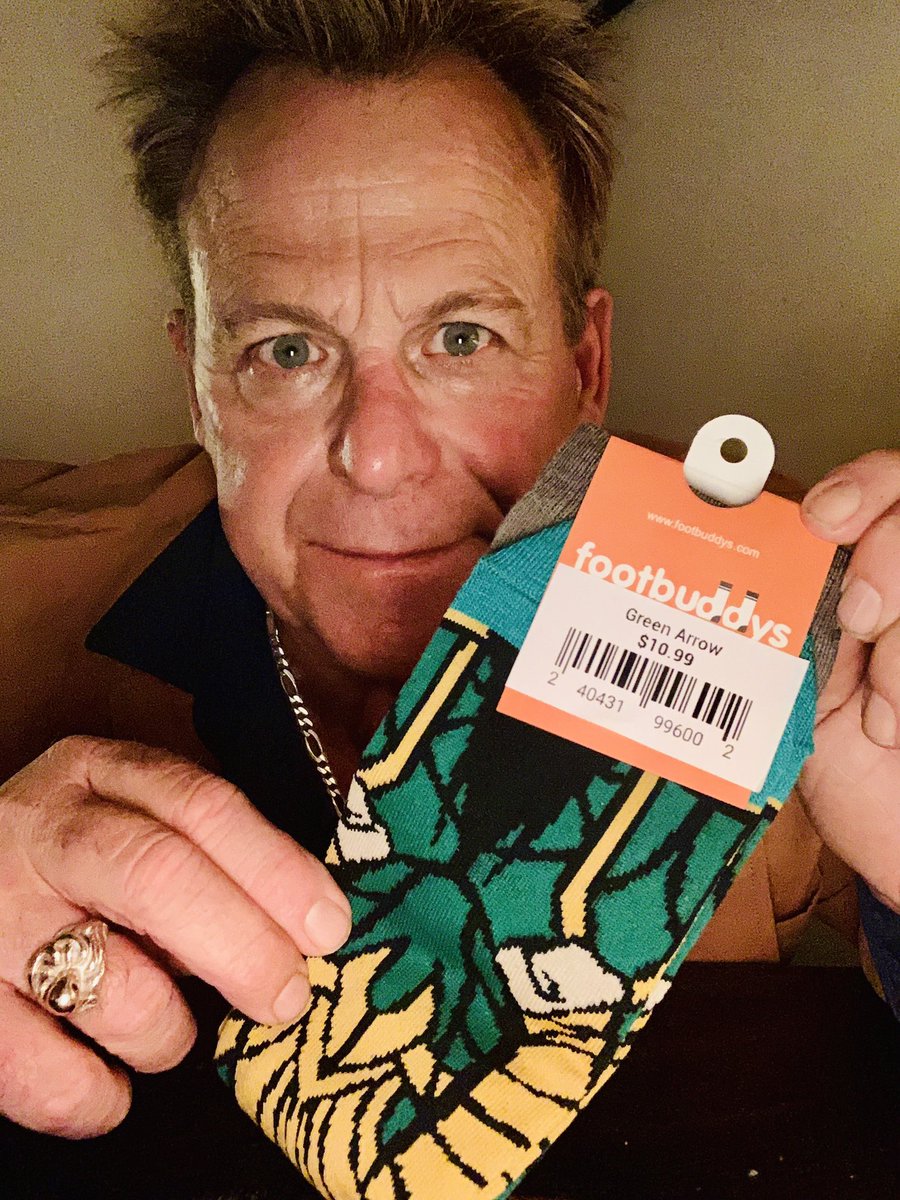 kinshriner's tweet photo. A well dressed super hero has his own socks . I as the @OGJusticeLeague GreenArrow ready for action anytime !! #hbostream https://t.co/Z9TaKhKgrT