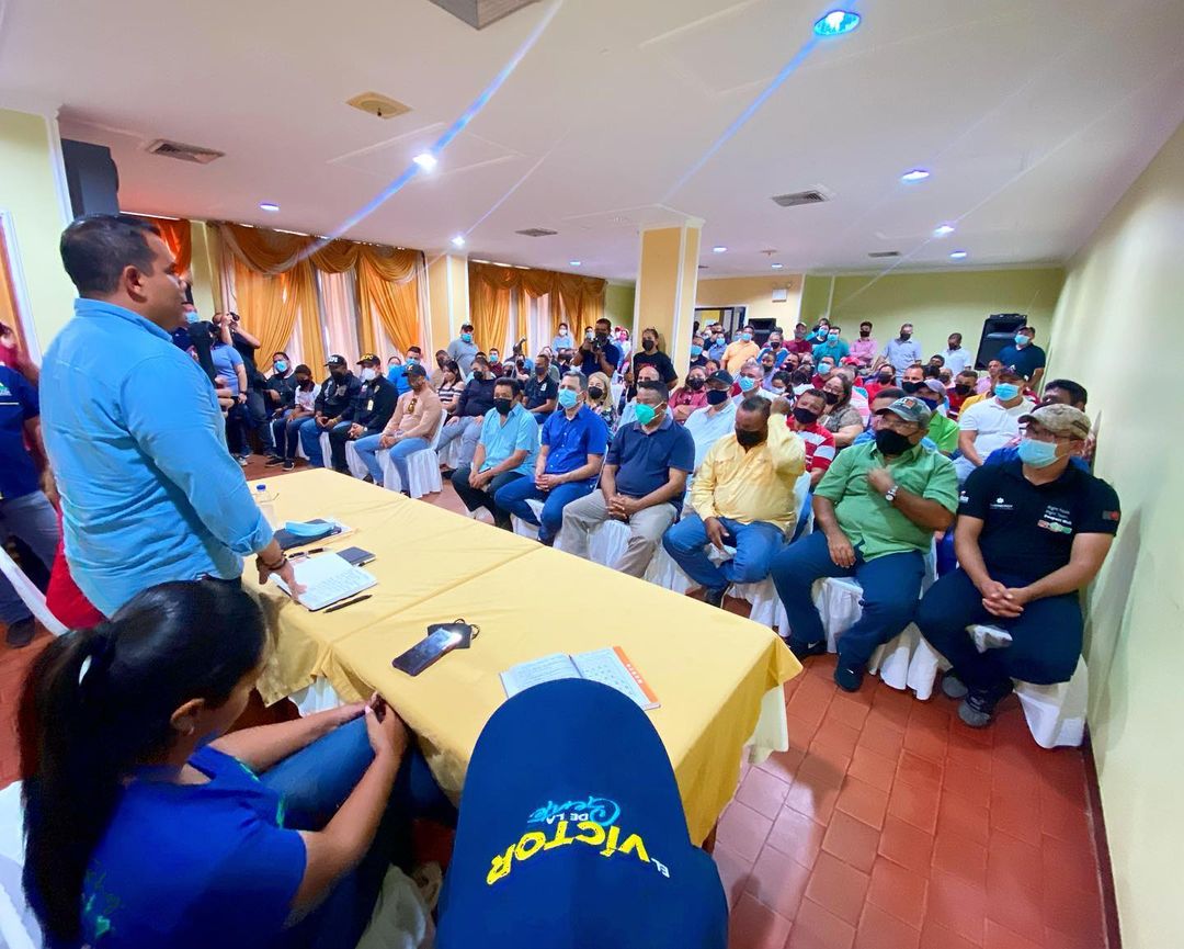 secfinanzasfal's tweet image. #21Oct |🇻🇪📢▶️
#VenezuelaTieneConQué

El trabajo lo hacemos en la calle, junto al pueblo falconiano, es por eso que nuestro gobernador @vclarkb sostuvo un productivo encuentro de trabajo con los productores, empresarios, emprendedores y prestadores de servicio de Dabajuro ✅🤝