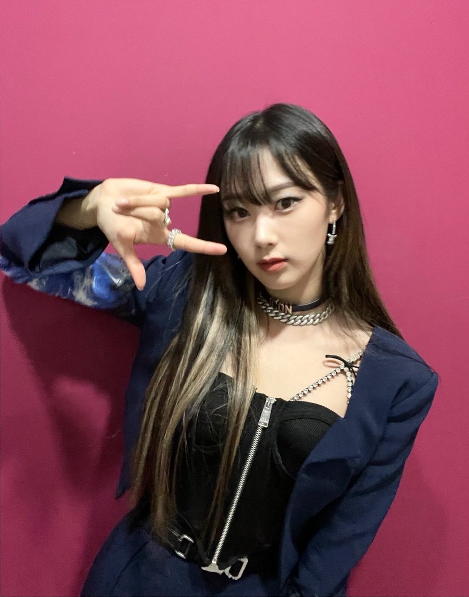 vaespasm's tweet photo. 우리 마이~!🖤 
저희 음악중심 무대 잘 보셨나요!! 
저희 1위 너무 너무 감사합니다!!! 
이렇게 세 번째 1위를 받게 되어서 너무 행복하고 감사해요ㅠ 열심히 준비한 만큼 우리 마이들이 큰 사랑을 주시니까 기분이 아주 좋구만요…🧏🏻‍♀️남은 활동도 열심히 달리겠습니다! 
화이띵❤️‍🔥 https://t.co/mTln1ik2sO
