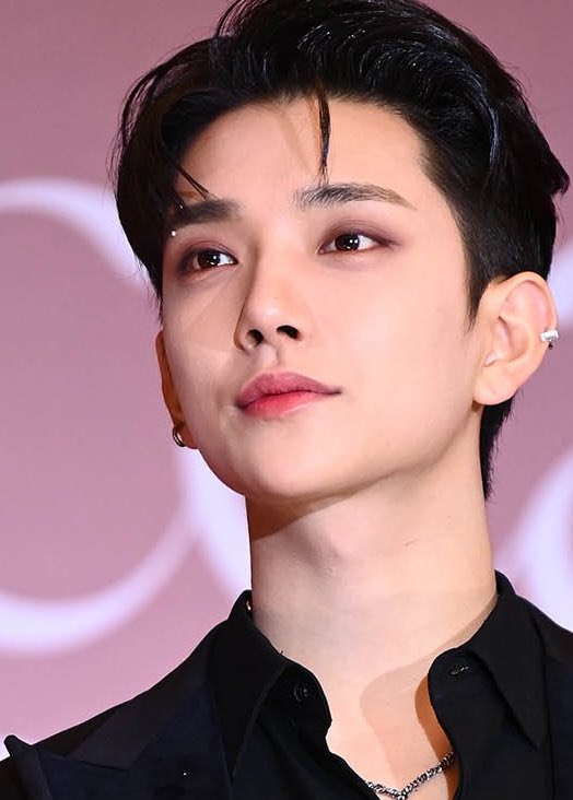 shuailormoon's tweet photo. the eyebrow piercing .. LOSING MY MIND 

#조슈아 #JOSHUA @pledis_17 https://t.co/mpDpfUSwf1
