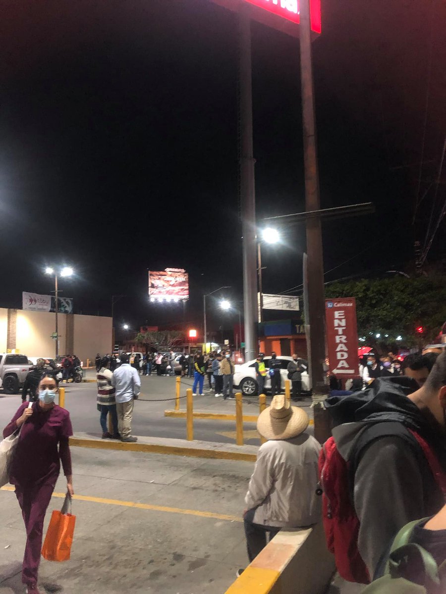 BereniceDiazG's tweet photo. #Tijuana 
Así la fila de espera en la 5 y 10 en espera de transporte público hacia Santa Fe. Con ese fideicomiso de $85 mil millones de pesos con el que harán el segundo piso bien alcanza para un trolley de Playas de Rosarito a #Tijuana y viceversa. https://t.co/7Rpw9ipqdJ
