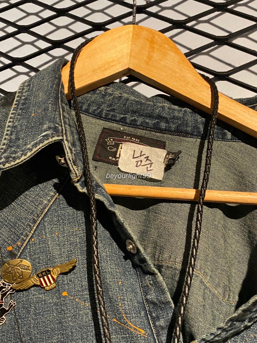 beyourlight99's tweet photo. ini bajunya beneran baju2 yang dipake mereka waktu syuting mv (aku udah tanya ke staffnya) makanya masih ada nametagnya 🥺🥺🥺 https://t.co/WoJdEwu8N5