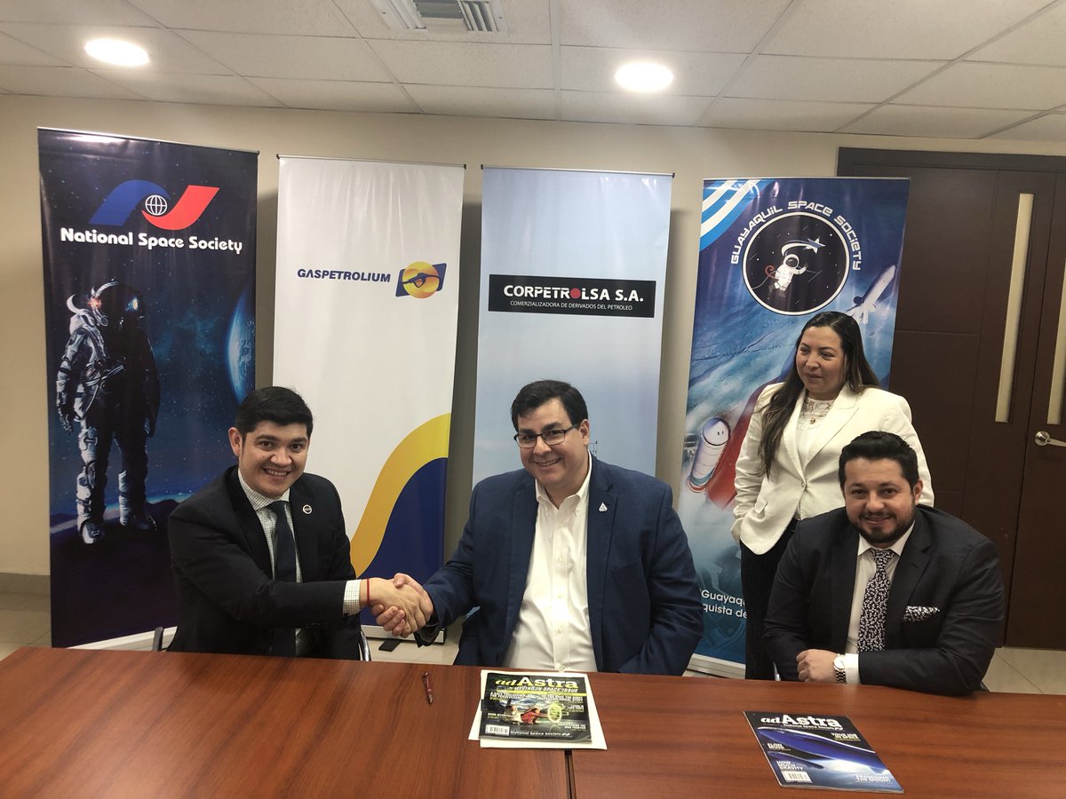 GuayaquilSpace's tweet photo. Junto a @JaiR0_M Gte. Gral De Corpetrolsa y @AngelBustos86 Gte. Comercial se organizaran iniciativas en el 2022 enfocadas para que los jovenes estudiantes de la Prov. de Santa Elena tengan acceso a realizar experimentos con semillas y larvas de camaron que regresaran del espacio https://t.co/P0vfUa0oUt