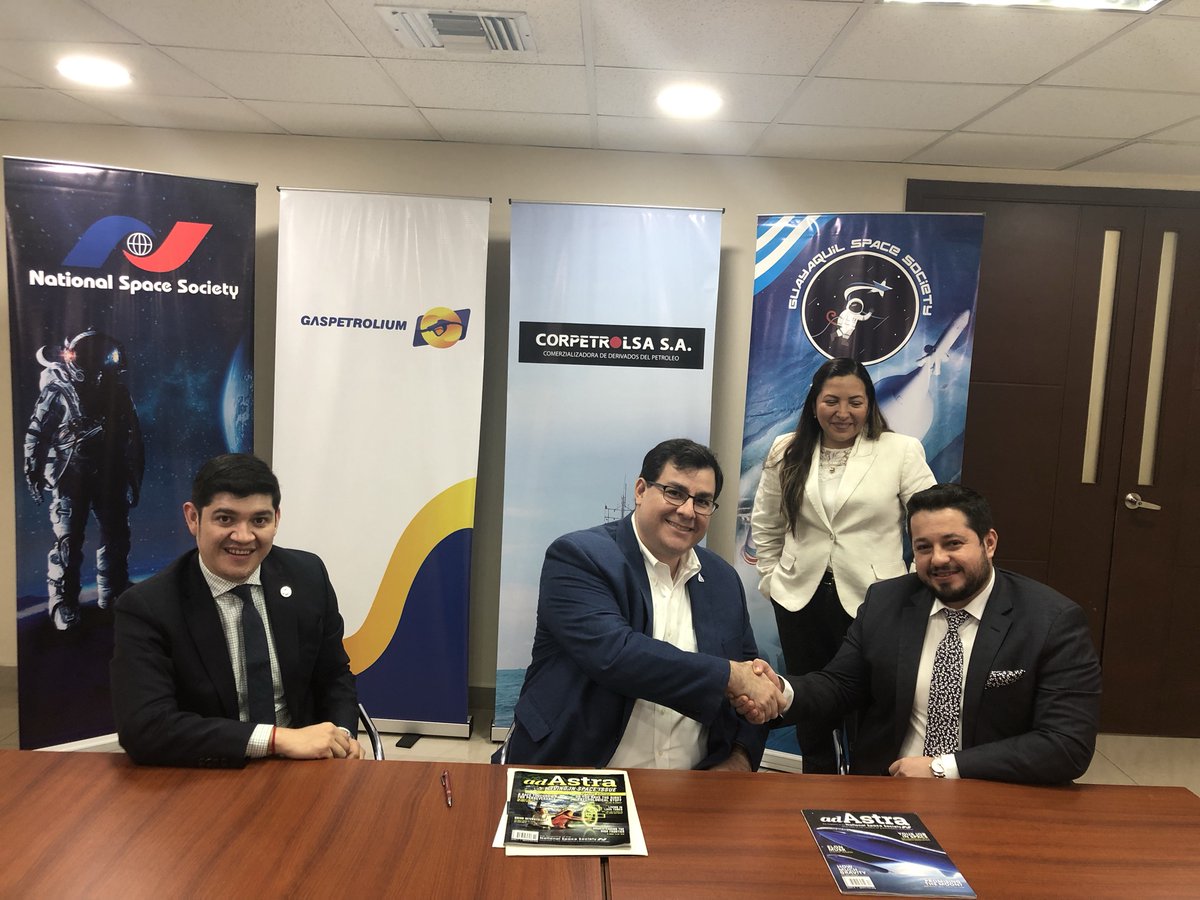 GuayaquilSpace's tweet photo. Junto a @JaiR0_M Gte. Gral De Corpetrolsa y @AngelBustos86 Gte. Comercial se organizaran iniciativas en el 2022 enfocadas para que los jovenes estudiantes de la Prov. de Santa Elena tengan acceso a realizar experimentos con semillas y larvas de camaron que regresaran del espacio https://t.co/P0vfUa0oUt