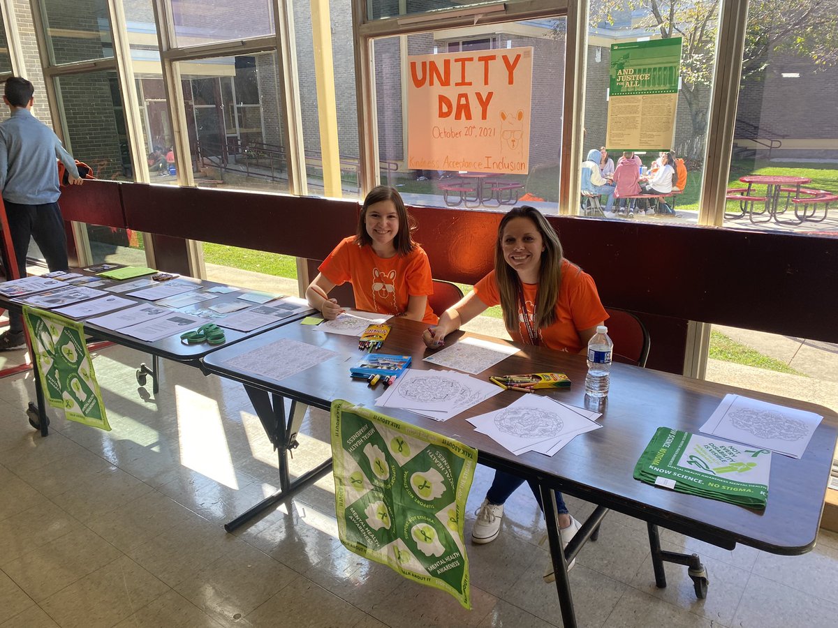 LynsieRomanek's tweet photo. Unit day 🧡 #ChooseKindness https://t.co/yfV8W5swtN