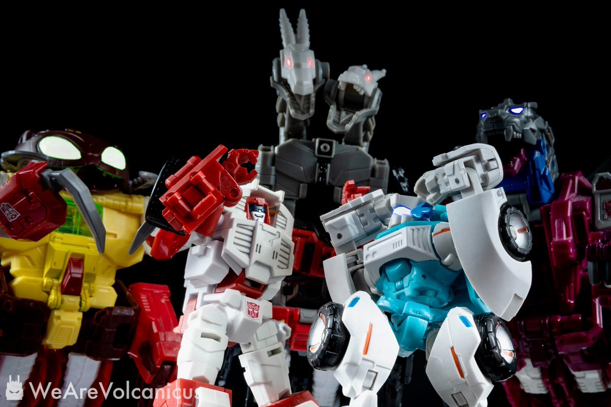 WeAreVolcanicus's tweet photo. “Relax, it’s just your ol’ pal, Swerve!”

#transformers #g1 #idw #idwpublishing #idwcomics #morethanmeetstheeye #mtmte #lostlight #autobots #monsterbots #doublecross #twinferno #grotusque #repugnus  #transformerstoys #toyphotography #toystagram #hasbrotoypic https://t.co/UFGOO0dVmE
