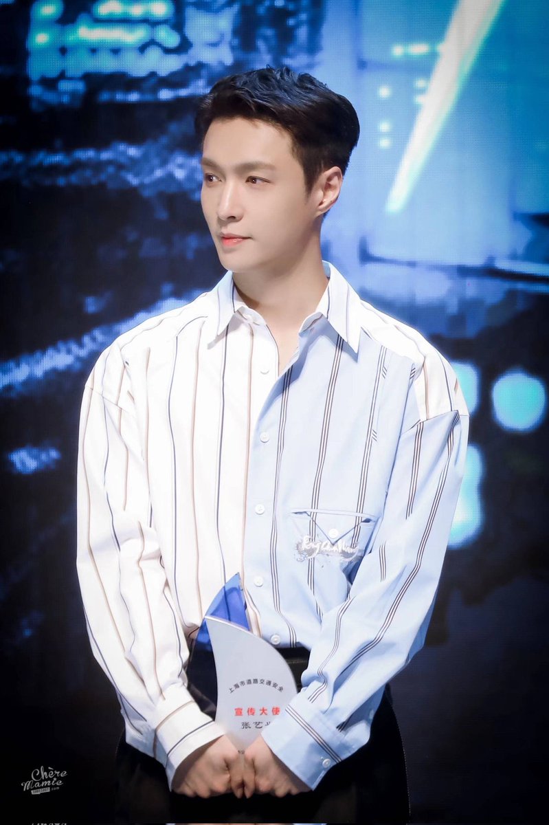 FERNsignal's tweet photo. เมื่อพี่เลย์เจอน้องอี้ชิงคนน่ารัก 5555555 ฉันชอบคู่นี้นะ #เลย์ชิง #layxing 💜😘💜 https://t.co/1Uv2gWUE2w
