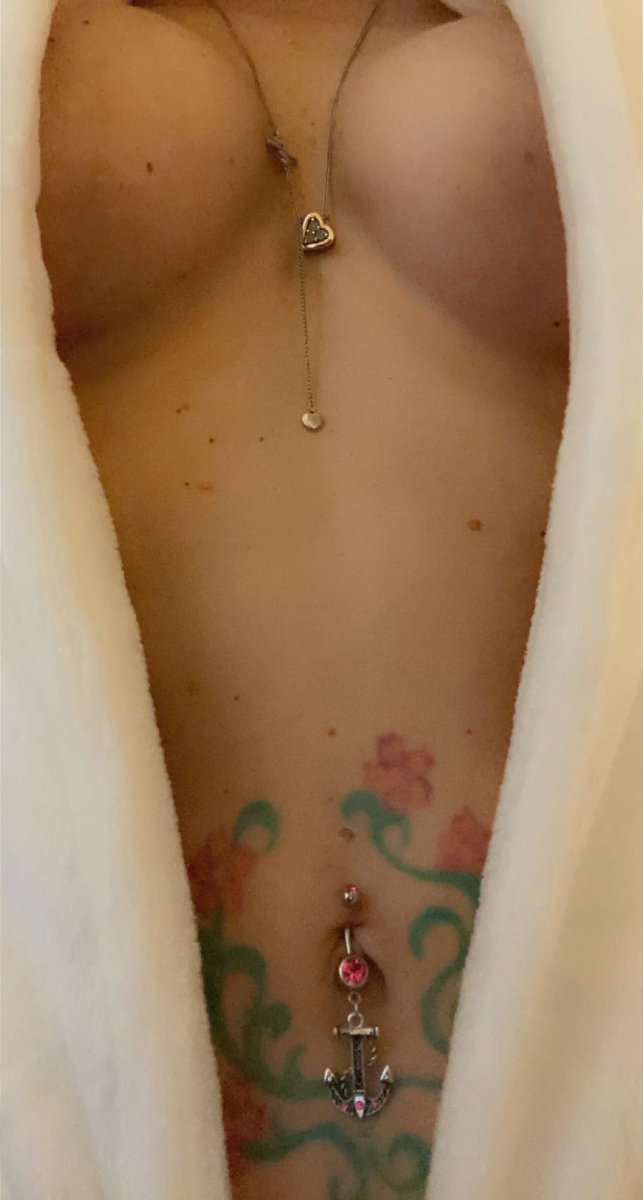 RaeRaeslife's tweet photo. Love my robe from @shanedawson @killermerch sooo comfy &amp; soooo soft!! Just wish it came in xs 😫
#collectspigs Damn my luck.. Ugg.. That didn’t stop me from getting 2 more.. All over pig 🐷 &amp; Diet in the Mystery Pig Book Bag.. Def 💣 &amp; worth every penny 💯🙌🏼💋 https://t.co/dChLNFprqY