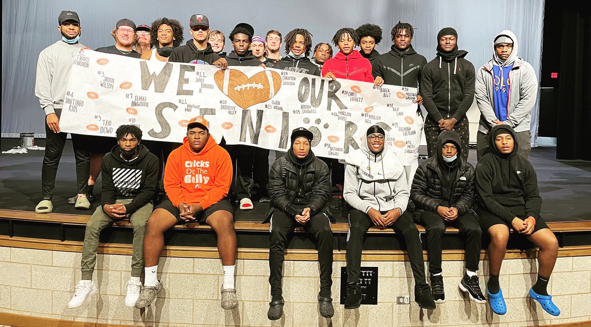HLR_FOOTBALL's tweet photo. What a special night as we continued a great tradition! Tonight we honored our seniors with our annual Senior Speeches Night. #tradition #BulldogPride 🏈🐶🐾 https://t.co/nTGvzoOjAY