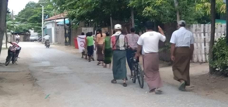 Courageous Residents from a village of #Shwebo showing their desire to revolt the Fascist Junta. Residents staged a marching protest at this morning. 
#ASEAN_EngageWithNUG #Oct22Coup #WhatsHappeningInMyanmar