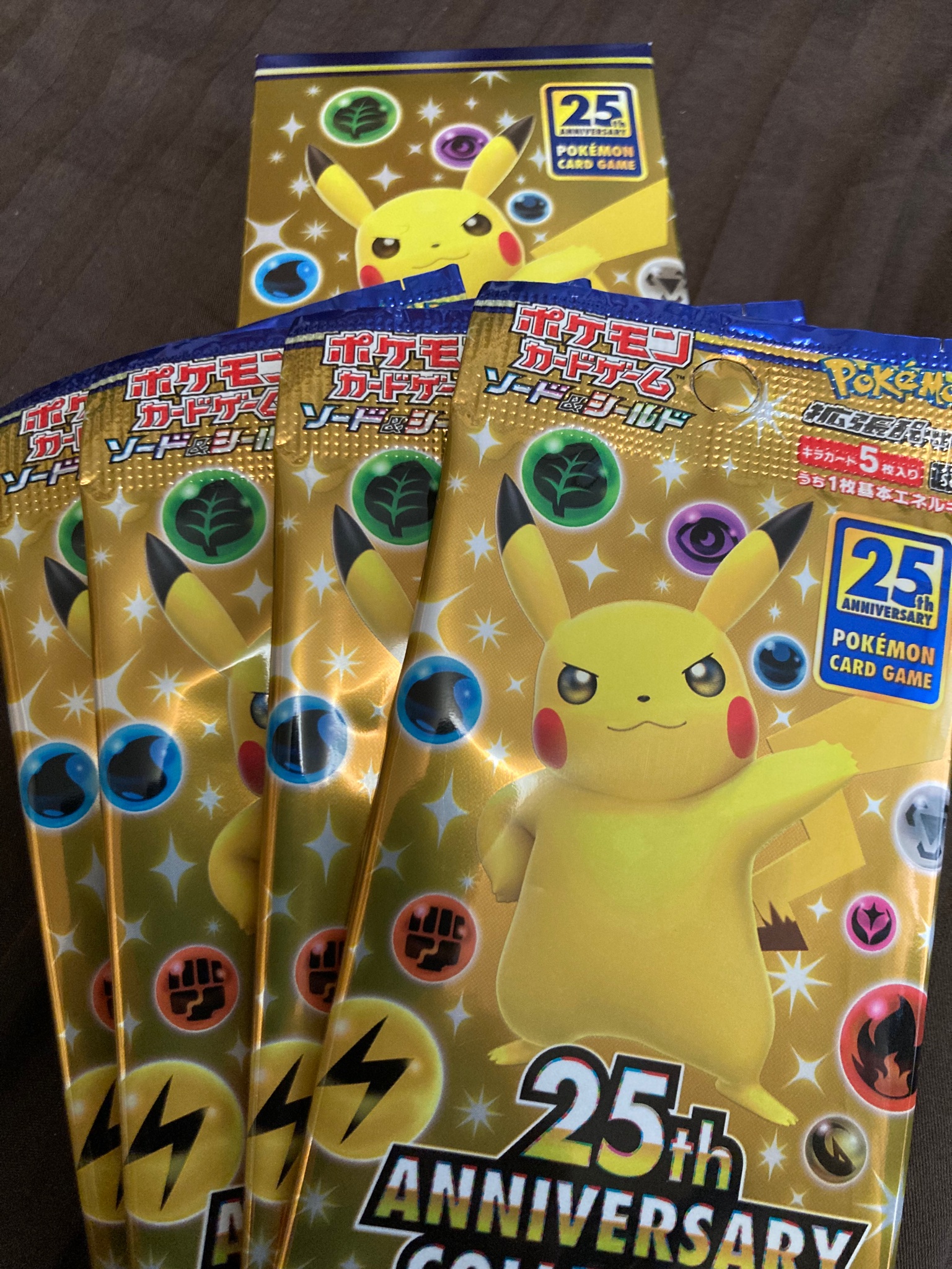 たつ ポケカ25周年パック4パック コンビニ限定スペシャルセット 買えました 朝早くからポケカ目当てで来た コミュ障のおっさんにも 迷惑がらず優しく 対応してくれた店員さん ありがとうございました 人のあたたたたかみに 触れた今日この頃 後で