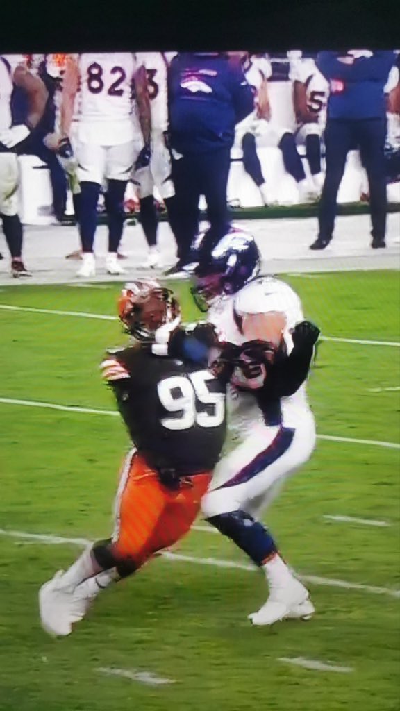 NFLHatesBrowns's tweet photo. HOLDING!?! #browns https://t.co/XuAwEh5xgd